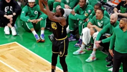 乐鱼体育官网登录-7年前科尔变阵救勇士 格林低迷发挥让他再临抉择